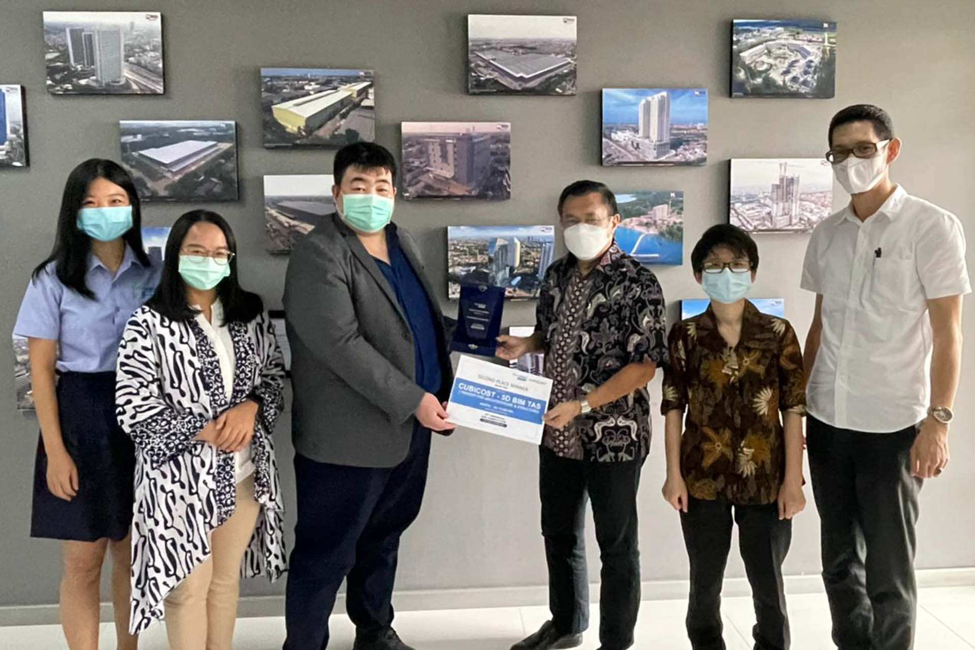 Penerimaan penghargaan sertifikat dari Glodon Indonesia kepada Mitra Konstruksi sebagai pemenang juara 2 dan 3 pada Kompetisi BIM 2020 Kategori Cubicost Professional 